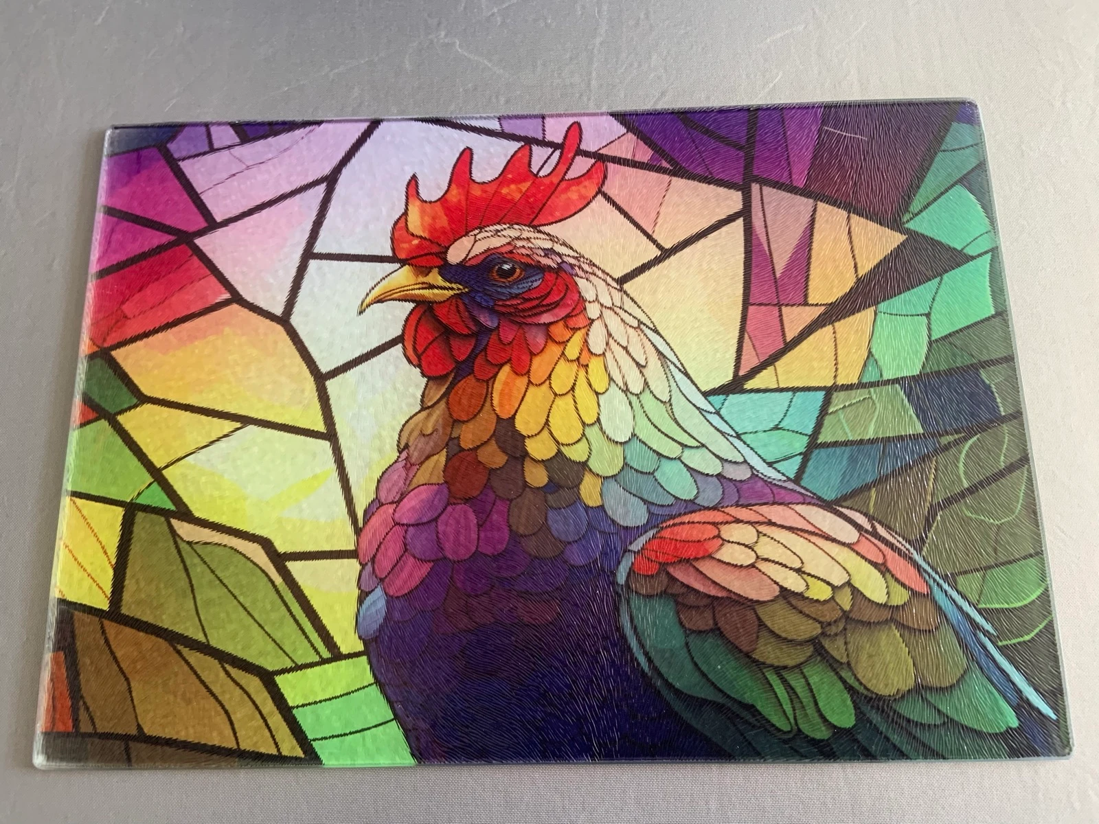 Kleurrijke glazen snijplank – Haan in glas-in-lood stijl 🌈